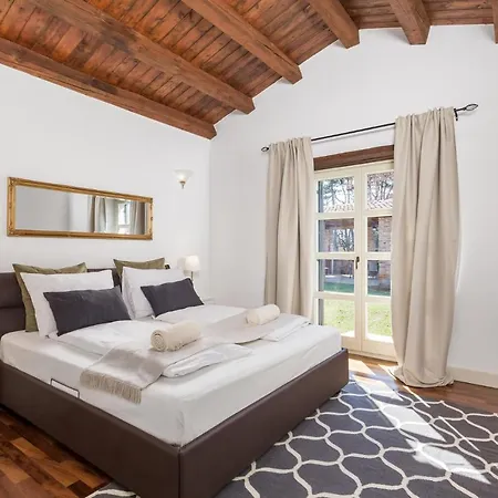 Leonida Villa