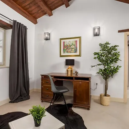 Leonida Villa *